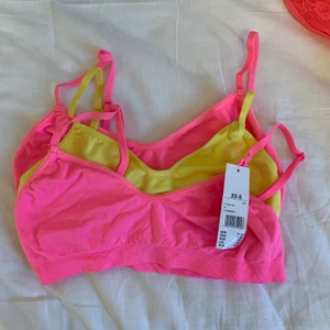 Toppar - Oanvända toppar prefekt till sommaren. Endast testade! Bild 1. Endast den rosa längst ner är kvar 20kr. Bild 2. 30kr/st. Bild 3. 40kr styck (lila kommer från Hollister), SVARTA såld. 😊Hör av er om ni har några frågor😇💓🤍 alla är i xs/s