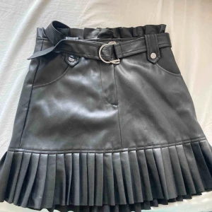  - Såå fin skinnkjol från zara! Använder den aldrig men tycker den e superfin. 