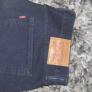 Levis jeans(Man) - Helt oanvända jeans och gammal model på jeansen Mörkblåa Levis Jeans W 34 L 32(Man strl) Har exakt samma jeans fast i Grå färg säljer även de. priset kan diskuteras.