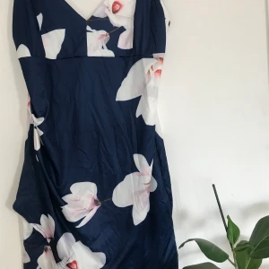 Silkig blommig klänning  - Så fin klänning, koboltblå med ljusrosa blommor!