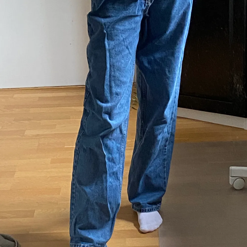 Super snygga baggy jeans, blåa! Sitter perfekt i midjan och är bra längd!. Jeans & Byxor.
