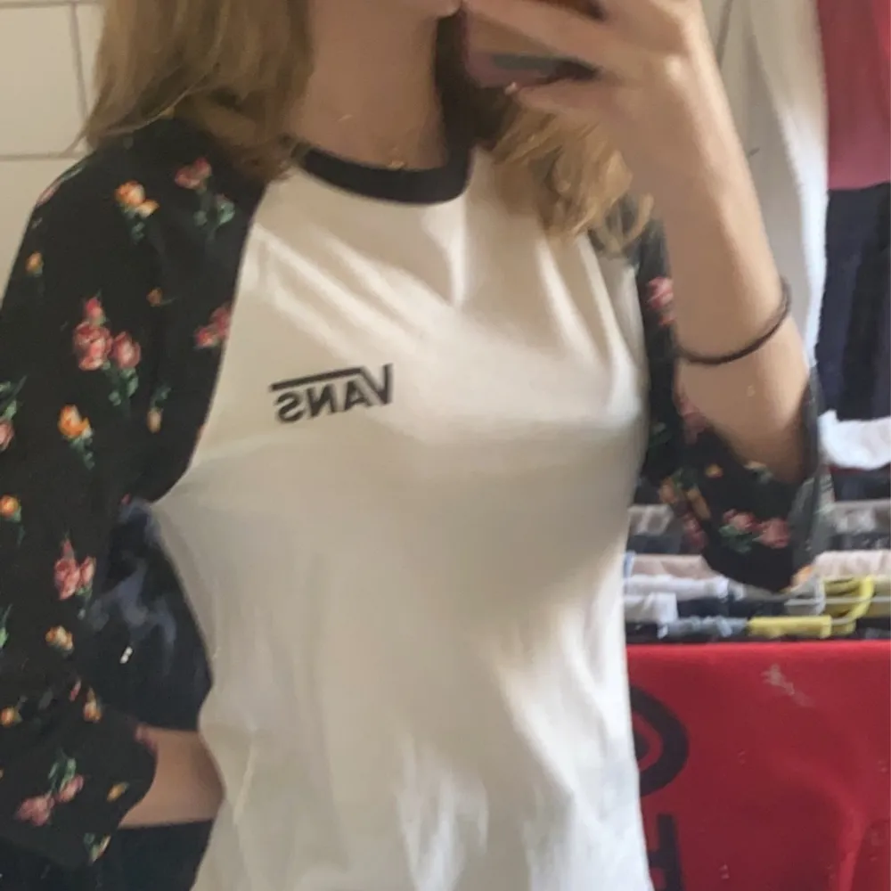 Vans tröja med trekvarts-ärm. Köpt i London. Säljer pga att den inte är min stil längre💖 . T-shirts.