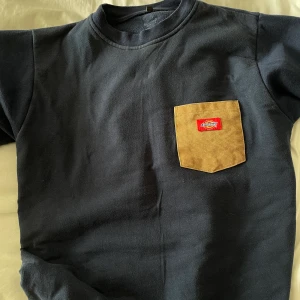 Mörkblå sweater S-M - Sweater köpt på Beyond Retro i Malmö. Köpt för 399kr!