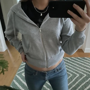 Zip hoodie - Säljer min fina gråa zip hoodie från HM! Bra skick och inga defekter. 