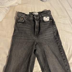 Säljer mina helt oanvända zara jeans med prislapp kvar då jag köpte för liten storlek. Jeansen är i färg sentinel black och är slutsålda på Zaras hemsida. Pris kan diskuteras, köpare står för frak☺️💕