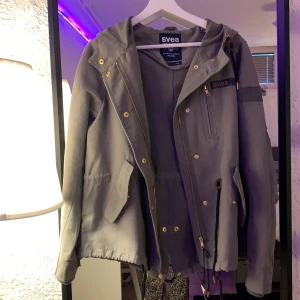 Jacka från SVEA - jättefin vår jacka från SVEA. I storlek L ( den passar bra på mig som vanligtvis har S/M) aldrig använd, prislapp sitter fortfarande kvar. (Köpt för 899kr) mitt pris 340kr +frakt 💓 ( kan gå ner i pris vid snabb och smidig affär) 