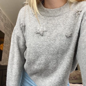 Stickad tröja - Säljer en stickad tröja med stjärnor. Mysig och i strl S.🤍 köpare står för frakt🥰