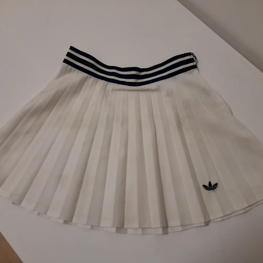 Säljer en Adidas kjol. Strl 38. . Kjolar.