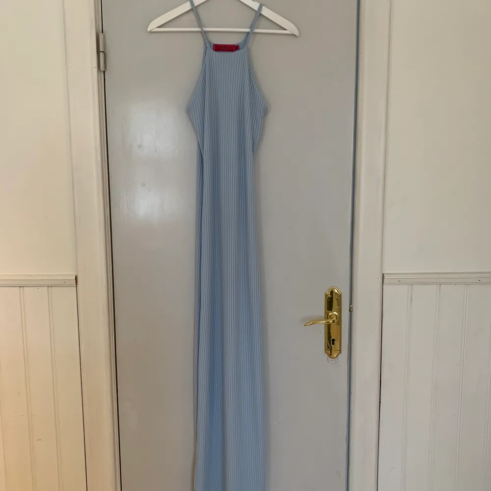 Duvblå långklänning med slits på ena sidan. Mjuk och skön att bära, perfekt för bröllop, sittning eller bal! . Klänningar.