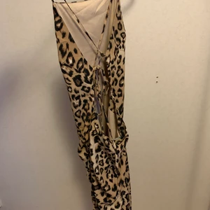 Leopardklänning - Leopard klänning med knyte i ryggen och textur på sidan. Använt en gång! Storlek S