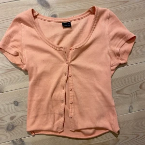 Korallfärgad topp - Säljer den a fina topp från Gina tricot. Det är använd några gånger men i bra skick. Frakt ingår ej