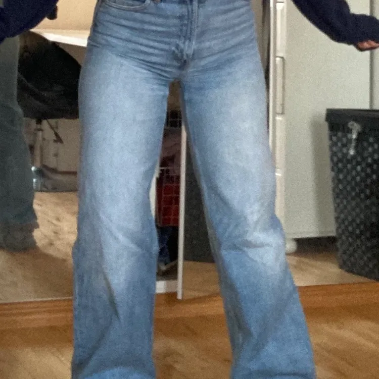 Snygga vida yoko jeans från monki. Jag är 170 cm och går ner till marken Köparen står för frakt 66kr💙💙. Jeans & Byxor.