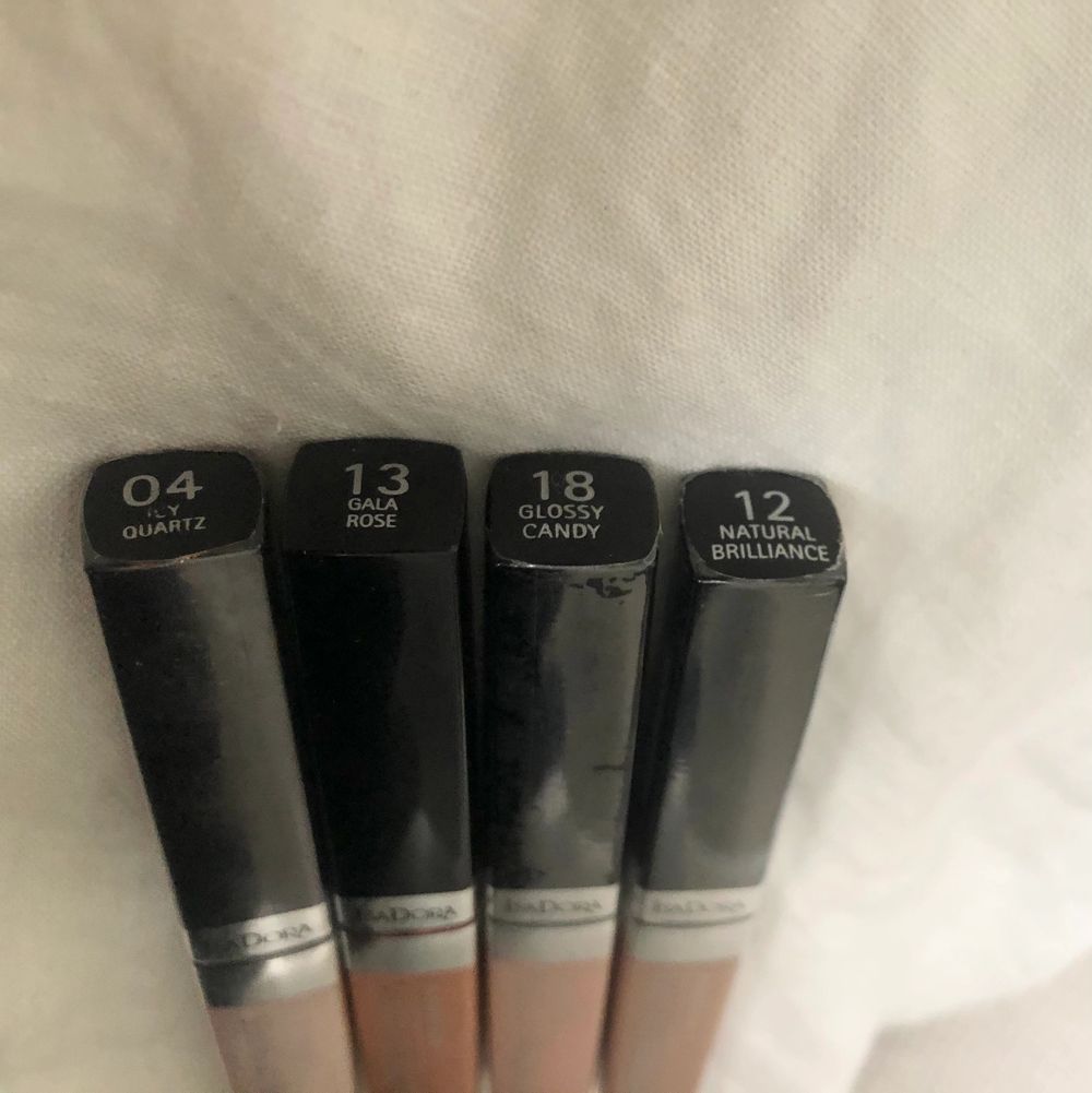 Helt nya, oöppnade läppglans från Isadora!! I serien moisturizing lipgloss. 1 för 40, 2 för 70, 3 för 100 osv! Har massa annat oöppnat smink i andra annonser så ta gärna en titt på min sida! Det är bara att skicka ett meddelande vid intresse/frågor❣️❣️finns ej kvar: 13, 18, 12. Övrigt.