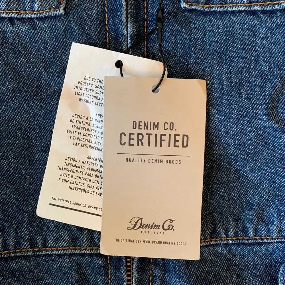 Säljer denna byxdress i jeans-material som aldrig blivit använd!! 💞 köparen står för frakten men jag möter även upp i Lund💞 . Klänningar.