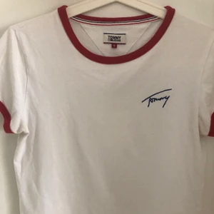 Tommy jeans t-shirt - Sjukt fin vit tisha från tommy jeans som tyvärr är för liten för mig nu❤️ köpt för 400kr