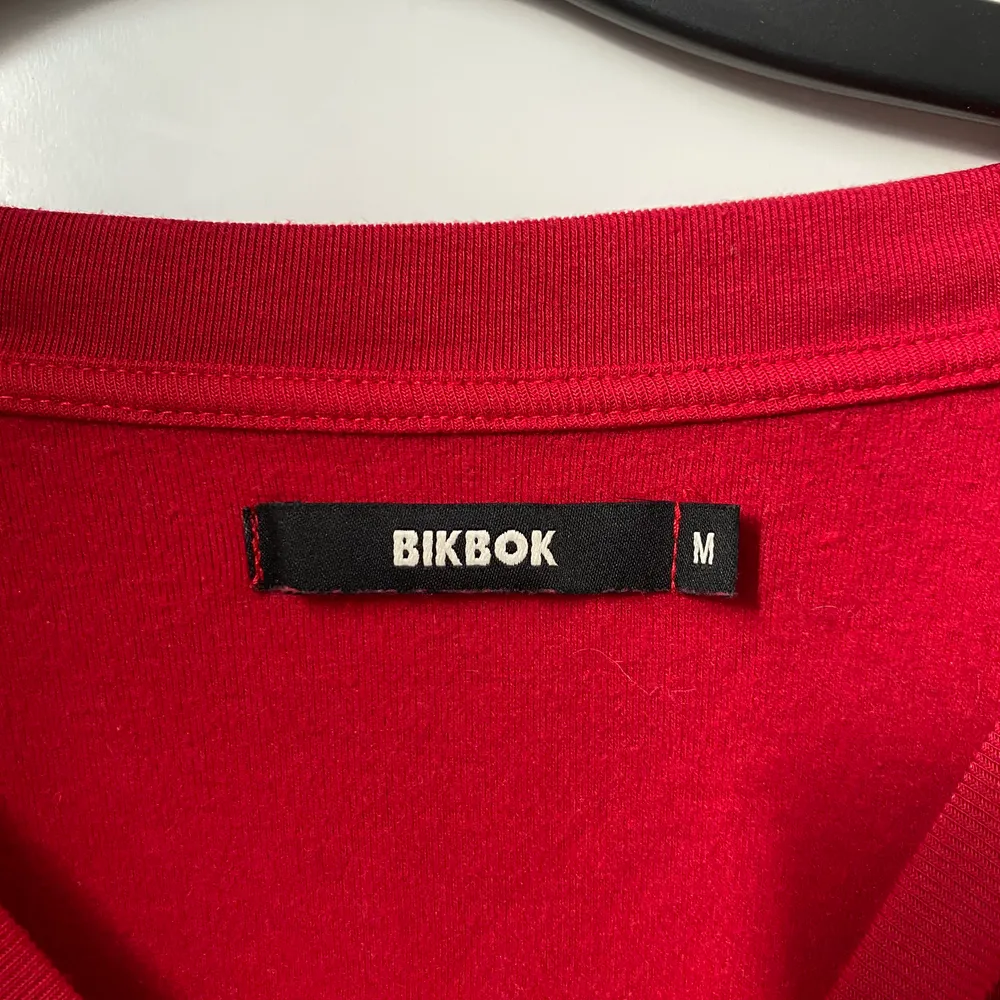 Jätteskön basic tröja från Bikbok. Använd ett fåtal gånger!. Tröjor & Koftor.