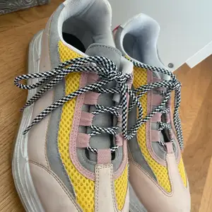 Ett par coola platå sneakers från River Island. De är i storlek 38,5 skulle även passa på en 39a. De är använda därav smuts men de har inget slitage på själva skon.🤙🏼