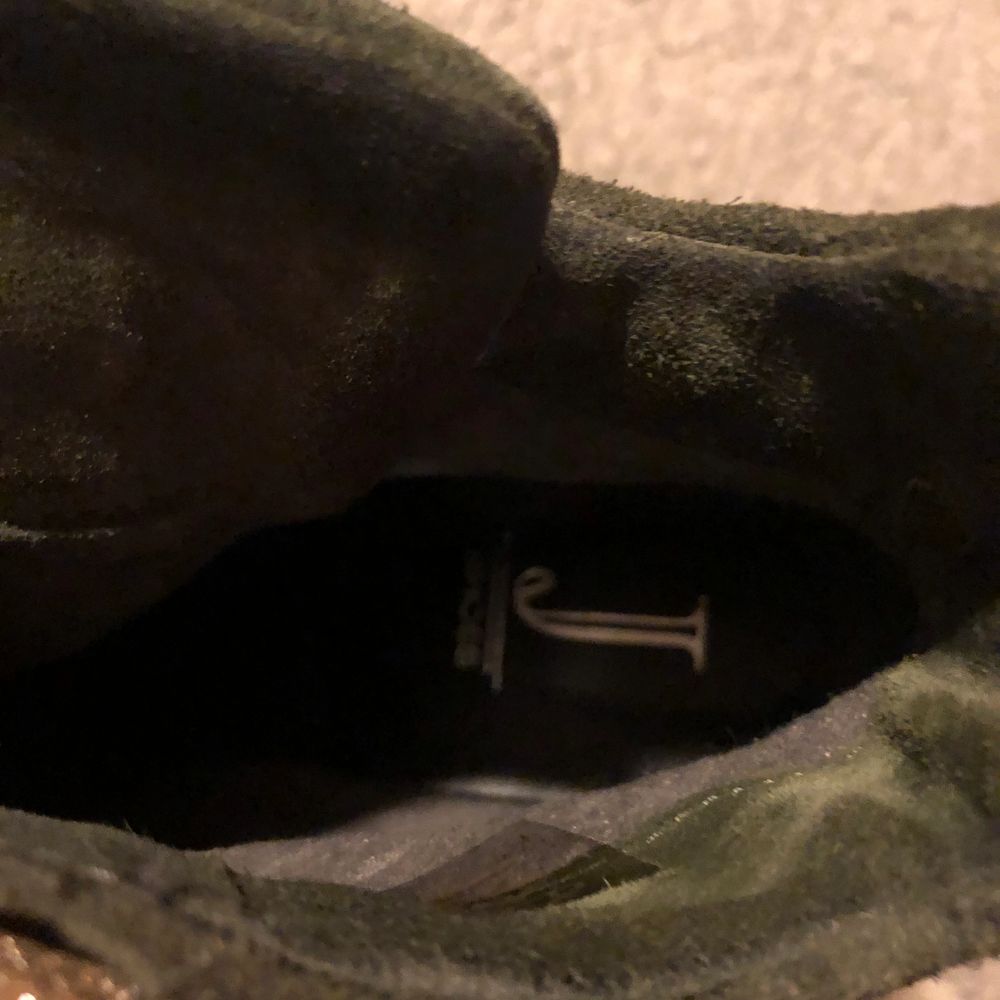 Säljer ett par mörkgröna kil klackar från j-shoes i nyskick/helt oanvända! storlek 39 frakt ingår i priset! (annonsen finns även på tise! Skriv om du har frågor :) priset kan disskuteras vid intresse ❤️. Skor.