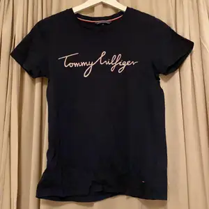 Fin t-shirt från Tommy Hilfiger som tyvärr inte längre kommer till användning. I jätte bra skick, står att det är XXS men passar mig normalt som är XS