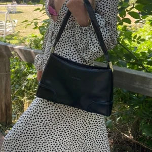 Secondhand väska  - En skinn väska från secondhand. Skulle säga att man får in där rätt så mycket. 