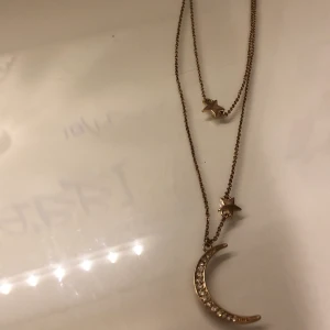 Halsband  - Jättecoolt ”Dubbelhalsband” med två kedjor, köpt för 100kr på Ur&Penn och är använt max 2 ggr💘 Betalning via swish