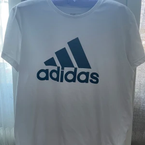 Adidas t-shirt stl M - Säljer en adidas t-shirt i stl M (passar ju självklart xs och s med) använd max en handfull av gånger så den är iprincip ny. Köptes för 200kr säljer för 100kr +frakt 