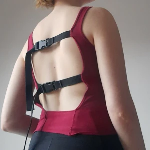 Linne m. spännen  - Har sytt det själv av ett linne som blivit lite för litet, hade lite techwear i tanken när jag sydde det. Tycker om det, men har väldigt många linnen redan. Är i ca storlek 36/38. Spännena är justerbara.