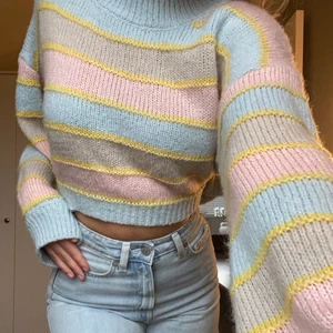 Stickad tröja  - Gullig stickad tröja som är använd fåtal gånger! Strl S. Köpare står för frakten!🤍