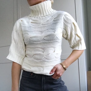 Stickad polo strl S-M - Vit stickad polo köpt vintage i fin kvalitet. Strl M men passar även S. Köparen står för frakt. 