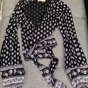 Topp hollister - Säljer denna jättesnygga toppen som jag tyvärr inte kommer in i längre </3 hade inte rekommenderat för någon som är större än xs! Köparen står för frakt💘