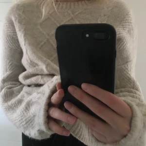 Stickad tröja  - Vit stickad tröja i ull, jättevarm och skön 💞använd ett antal gånger men är i fint skick! Ljus beige i färgen (mer åt de vita hållet)