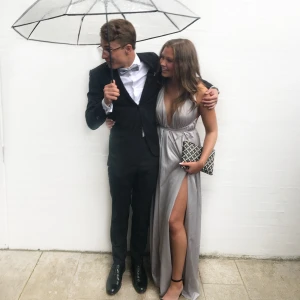 Balklänning - Säljer min balklänning stl S. Jag är 168cm och bär 10cm klackar på bilden. Jättefin öppenrygg, där man knyter banden runt. Fick så mycket komplimanger på balen för klänningen. Går ej att beställa längre och köpte den för 1300kr