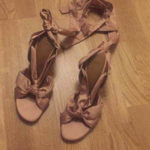 Rosa klackar  - Jättefina klackar som man knyter. Klacken är ca 7 cm. Superfina att ha på sommaren❣️ Aldrig använda, helt nya!