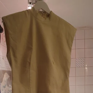 LINEN VÄST  - NY med pris lappa passar XXS- S. Säljer den eftersom den är små och såldut.Finns fler bilder 