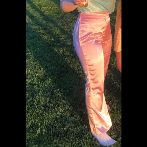 rosa silkesbyxor - säljer min älskade rosa silkesbyxor😢 Har sytt in och upp dom så dom passar mig som vanligtvis har 36. Köpta secondhand men dom hade prislappen kvar från nelly💕💕 