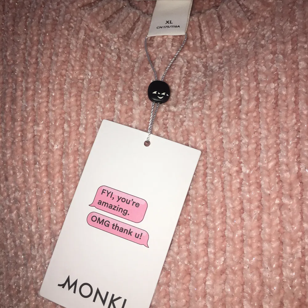 Stickad velour tröja från Monki, pastellrosa i färg med invävda glittertrådar. Storlek XL - lapp kvar!. Tröjor & Koftor.