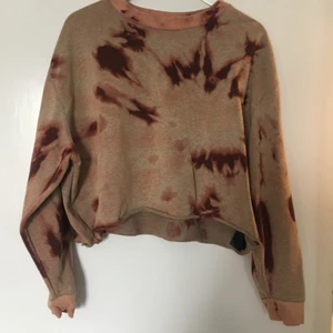 Cropped sweat  - Tröja i storlek M från weekday som jag själv klippt och blekt - one of a kind 😉 🎉 klassisk sweatshirt till dam från Weekday, passar som oversized från xs-s och mer true to size m-l  😉