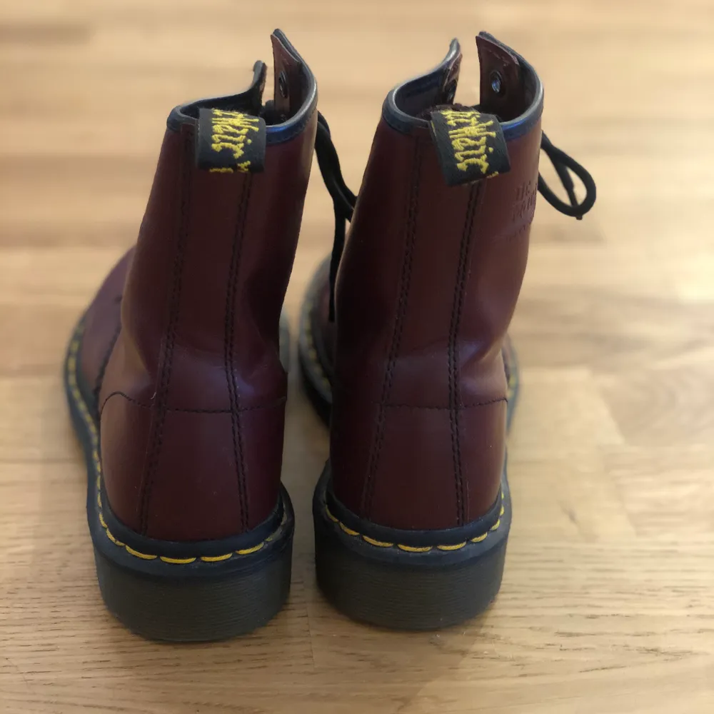 Röda Dr.Martens i storlek 35, använda ett par gånger, dom är i okej skick, märken på sidorna av skorna. Tar endast emot swish betalning!. Skor.