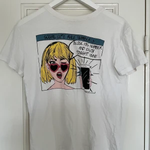 Bershka T-shirt  - T-shirt med coolt tryck från Bershka, det svarta på trycket är i sammet. Bra skick. Spårbar frakt med DHL inräknat i priset!!