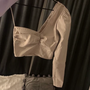 Pull&Bear topp - Jätte gullig topp från pull&bear som aldrig är använd, prislappen kvar! Storlek S!