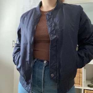 Bomber jacka från crocker  - I prencip oanvänd, om man vill kan man vika upp armarna för att visa den oranga färgen