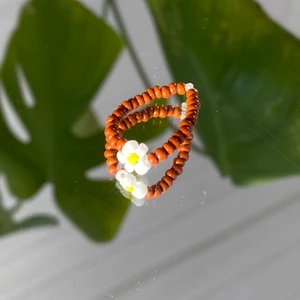 Egentillverkad ring - Brun ring med blomma, egentillverkad! 🤎                   Passar S                                                                         Säljer för 15kr + 12kr i frakt. Fraktpriset är det samma oavsett antalet ringar man köper ✨