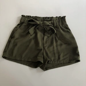 Gröna shorts - Gröna shorts med justerbar midja. Perfekt skick. Skriv för frågor😊