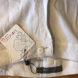 Nya byxor  - Helt nya. Inköpta till ett golfintresse som aldrig kom 🏌🏼‍♀️ Säljes pga för stora. Skrynkliga då de legat längst in i garderoben.. stretch material! Trekvarts modell! 