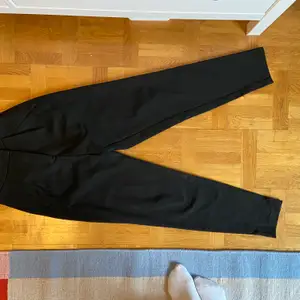 Mjuka svarta kostymbyxor med resår i svanken. Hög midja. Hylsan för haken saknas (se sista bilden) men har använt ett knapphål istället och det har funkat bra. Köpare står för frakten. 