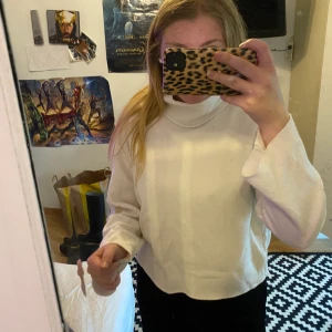 Vit polotröja från ZARA. - En vit polotröja som jag köpte på Zara i Spanien. Supermysig tröja! PM för intresse eller frågor💓