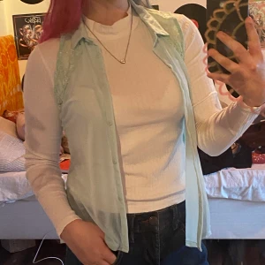 Blå silke väst isch🤍✨ - En ljus ljus blå silkes *väst eller vad man kallar det för med backar spets detaljer vid armöppningarna😅🤍🤍✨ används inte så säljer här i stället, lite blusaktigt material💕 frakt tillkommer på 45kr