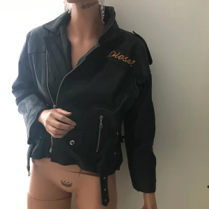 Diesel bikerjacka - Skinnjacka med broderad logga. Strl xxl(barnstorlek) den är som en xs. Buda i kommentarerna 
