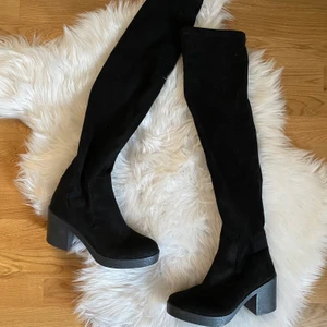 Oanvända lårhöga klackskor - Helt oanvända lårhöga klackskor i storlek 39 ☺️