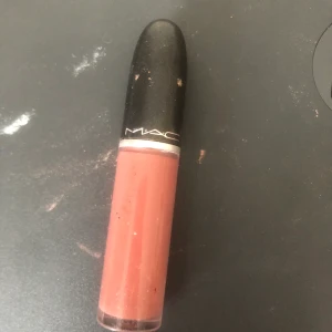 Mac  - Ett matt läppstift från Mac, färgen so me det är en mörk läppfärg 